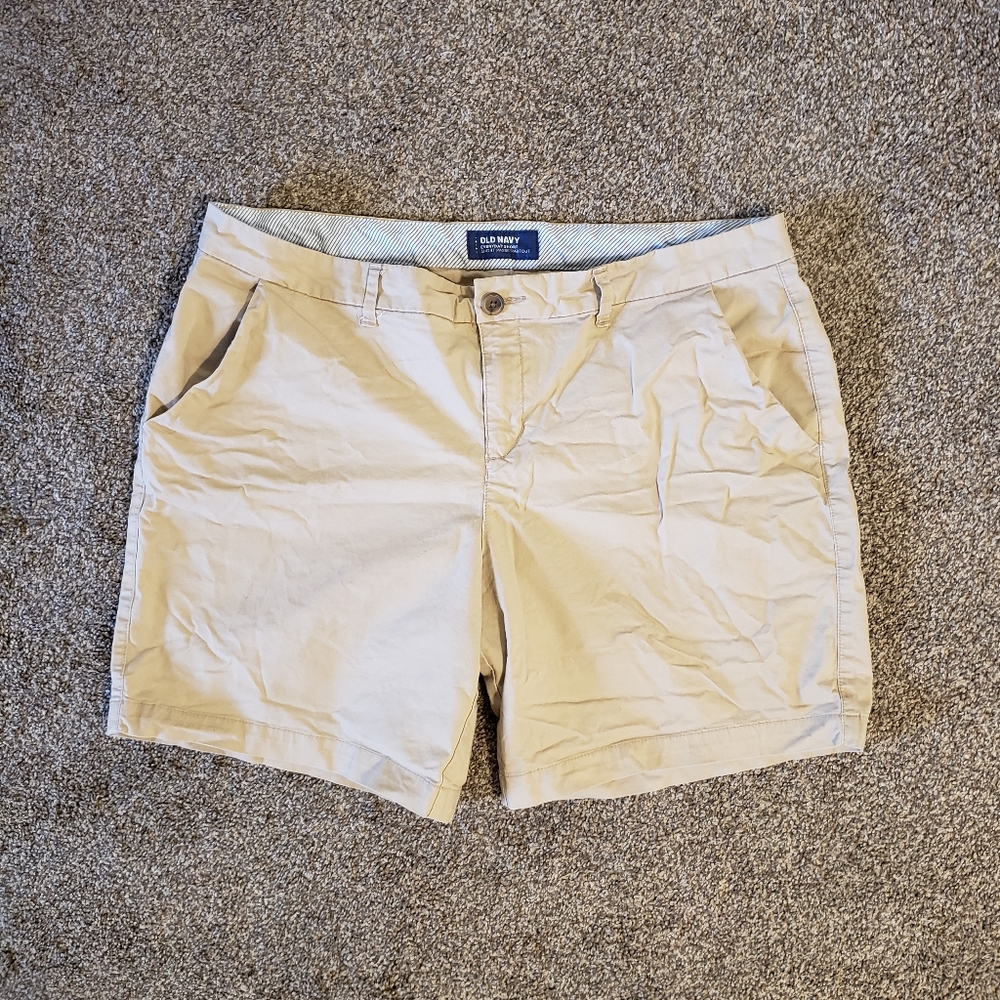 Women's Old Navy tan khaki chino shorts with pockets size 14 in great condition